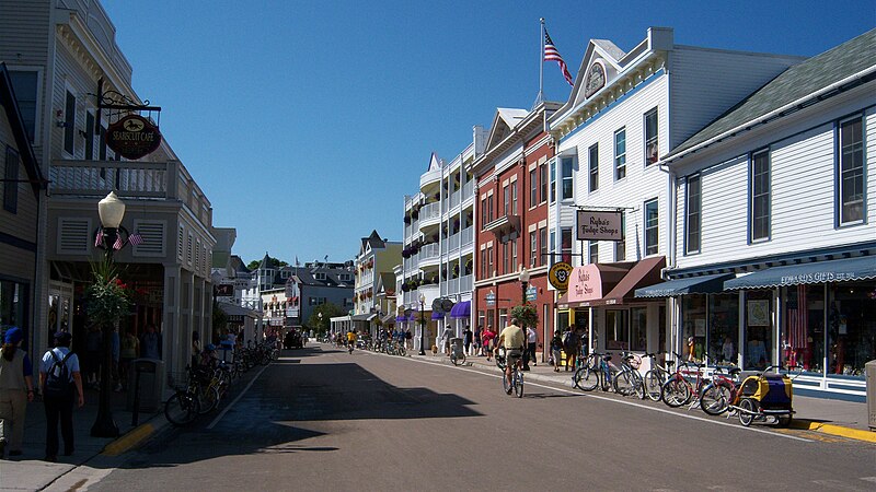 File:MackinacIslandDowntown.jpg