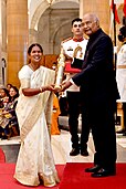 Madhulika Ramteke receives the Nari Shakti Puraskar.