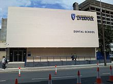 Hauptgebäude der Zahnmedizinischen Fakultät (University of Liverpool School of Dentistry, 2009).jpg
