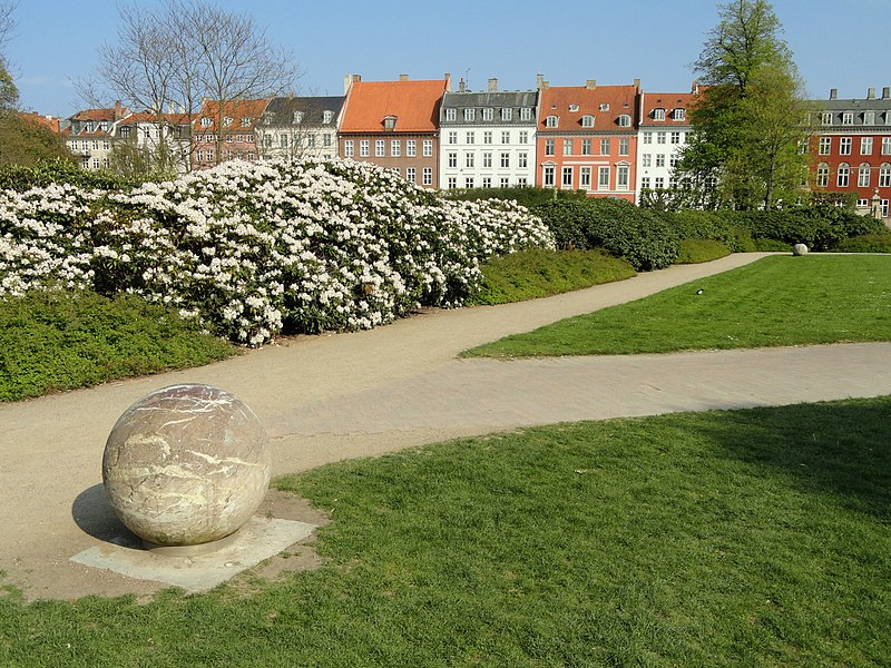 File:Marble ball - Kongens Have - Copenhagen - DSC08309.JPG