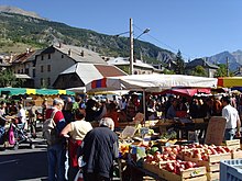 Marché provençal à Barcelonnette.