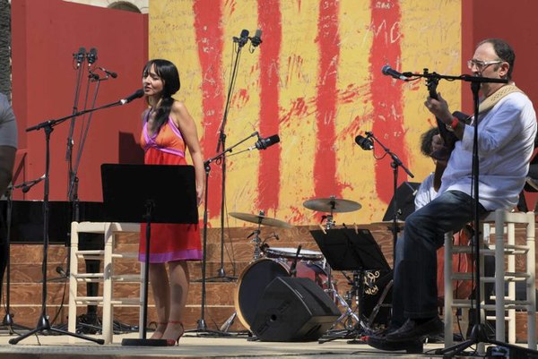 Maria de Medeiros singing in the celebration of National Day of Catalonia 2012