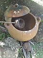 Reconstitution d'un feu de cuisine, devant la case. La louche est faite avec une calebasse