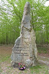 « Ici vécurent en combattant l'ennemi / Des hommes qui croyaient simplement en la France / Français souviens toi / Hommage aux morts de la Résistance »