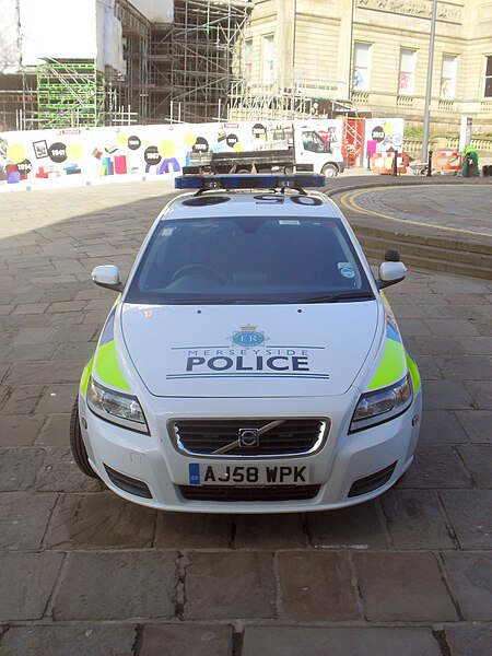 File:Merseyside Police vehicles by St Georges Hall 01 March 2012.jpg