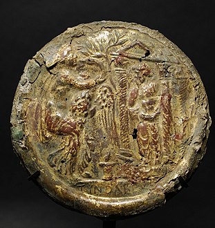 Miroir en bronze doré décoré de Léda et le cygne, art romain, IIe siècle.