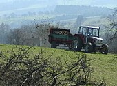 Miststreuer im Mostviertel.jpg