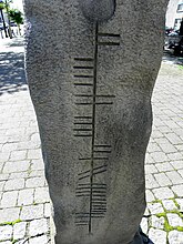 Neuer Ogham-Stein in Lifford, Grafschaft Donegal; Inschrift: DONEGAL CO CL (Donegal County Council)