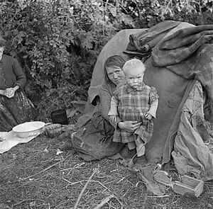 Moeder en kind voor een tent, Bestanddeelnr 191-0828.jpg