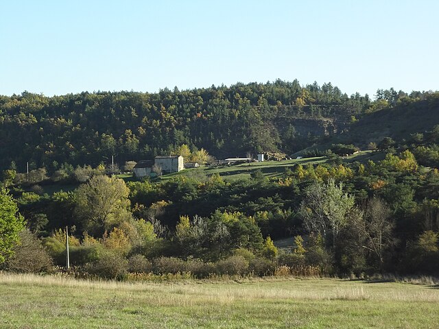 Usa ka Farmhouse sa usa ka bungtod, duol sa Old Montlaux