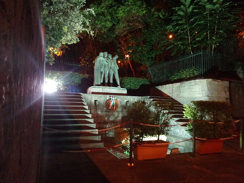 File:Monumento al Fante, notturna.JPG