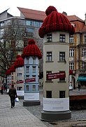 עמודי פרסום שבראשם כובעי צמר כאמצעי לפרסום שיפוץ מבנים חסכוני באנרגיה, מינכן, 2008