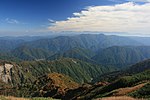 西の両白山地大笠山から望む人形山、遠景は飛騨山脈（北アルプス）