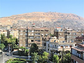 Mount Qasioun v Damašku v roce 2004.jpg