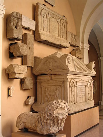 View of the Roman section with sarcophagi, inscriptions and sculptures displayed around the open courtyard of the museum. Museo lapidario estense 002.jpg