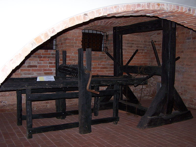 File:Muzeum Ziemi Lubuskiej - Muzeum Tortur - Madejowe łoże.JPG