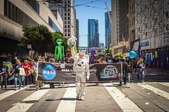 Des employés de la NASA défilant lors d’une marche des fiertés.