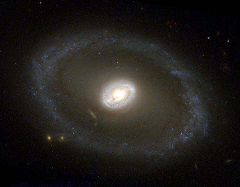 File:NGC 3081-HST-R814-G555-B439.png