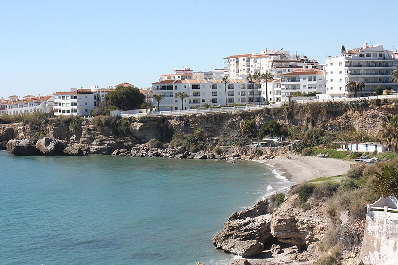 File:Nerja, view from "Balcón de Europa" to the beach "Playa El Salón".jpg
