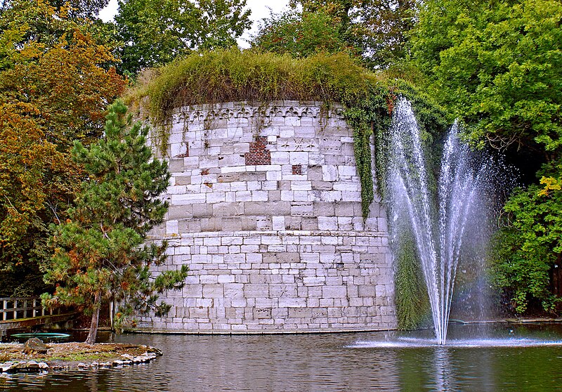 File:Netherlands-5008 - Walls and Fountain (12571252293a) (cropped).jpg