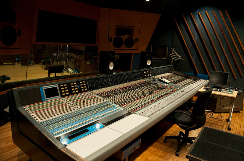 File:Neve VR-72 with FF at Studio 1 Control Room Left Quarter.jpg