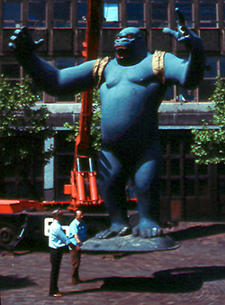 Nicholas Monro King Kong patung di warna asli - tanaman.png