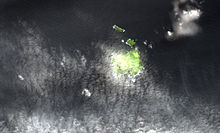 Satelita bildo de Najtingalo (insulo) (malsupre) kun Middle Island kaj Stoltenhoff Island