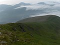 Blick über den Nordgrat des Tom a’ Choinich, im Tal Loch Mullardoch, im Hintergrund der An Riabhachan