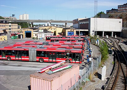 Vägbeskrivningar till Nybodahallen (B) med kollektivtrafik