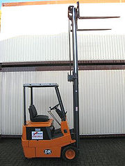 OM electric forklift high.jpg