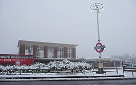 Oakwood Station, London N14 - geograph.org.uk - 2797418.jpg