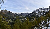 Deutsch: Blick vom Hirschwandsteig über das Jugendhotel Felseralm auf Obertauern.