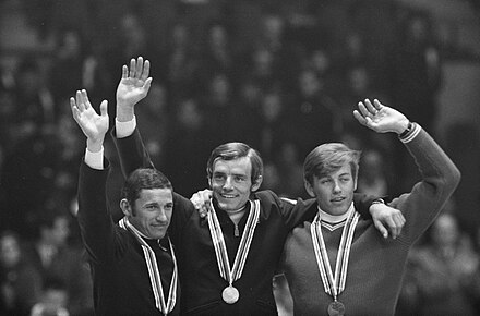 Jean-Claude Killy, au centre, remporte trois médailles d'or au cours de ces Jeux.