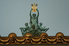 Apolonov kip z Glasbo na levi in Poezijo na desni na strehi Opére Garnier