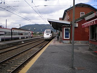 Alvia pasando por la estación de Orduña.