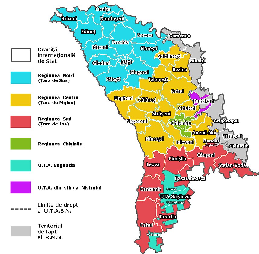 Les six régions de la Moldavie : en bleu, jaune et rouge les trois régions Nord, Centre et Sud (aussi dites Țara de Sus, Țara de Mijloc et Țara de Jos soit Haut-pays, Moyen-pays et Bas-pays) ; en vert Chișinău, en bleu-vert la Gagaouzie et en violet la Transnistrie de droit ; en gris la Transnistrie de fait.