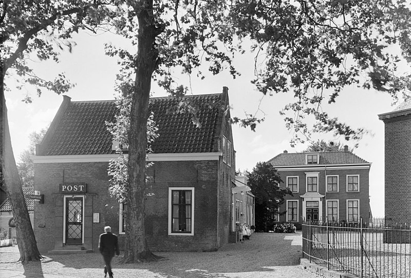 File:Overzicht hoekhuisje aan kerkplein en pastorie - Aarlanderveen - 20003877 - RCE.jpg