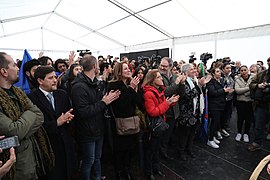 Pétalos en el Lago de la Casa de Campo para conmemorar el Día Internacional del Pueblo Gitano 04.jpg