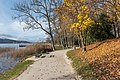 English: Autumnal peninsula promenade Deutsch: Herbstliche Halbinselpromenade