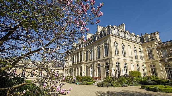 The southern façade seen from the gardens