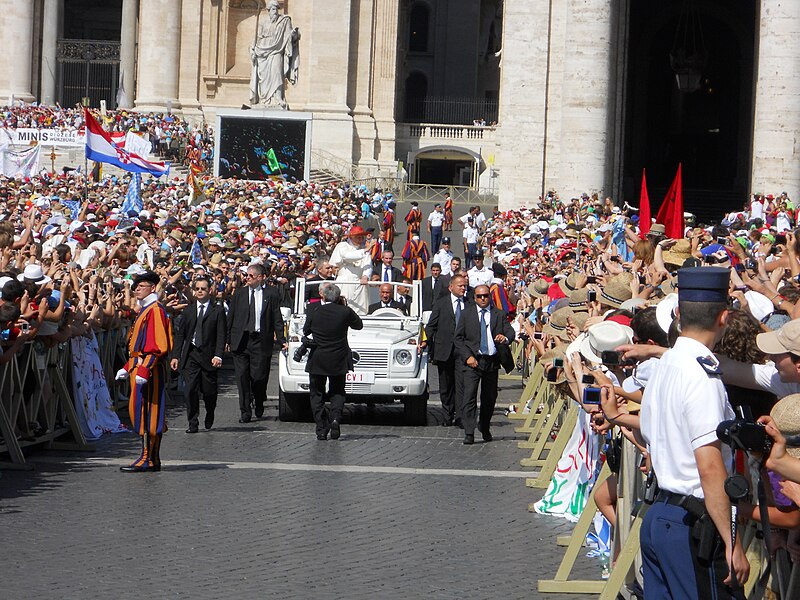 File:PapstBenediktXVIPetersplatz.JPG