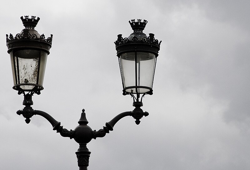 File:Paris lamp post twin bracket lanterns 20100530.jpg