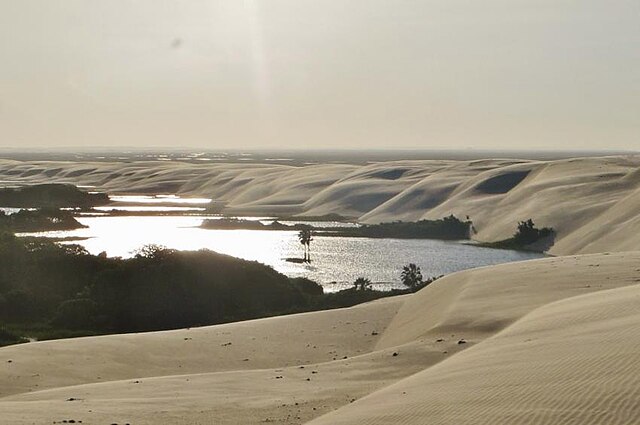 Dunas e lagoas nos Pequenos Lençóis Maranhenses em Paulino Neves