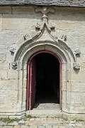 Porte sculptée, en accolade, avec fleurons et crochets.