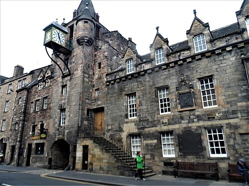 Edinburgh museum. Кэнонгейт Эдинбург. Музей народной истории Эдинбурга. Исторический музей в Эдинбурге. Музей писателей, Эдинбург, Шотландия ночь.