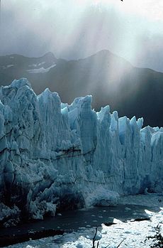 Le glacier Perito Moreno au Parque Nacional los Glaciares (province de Santa Cruz, Argentine). (définition réelle 640 × 970*)