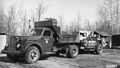 Transportarea unui tractor pentru intervenții la incendii pe remorca unui camion