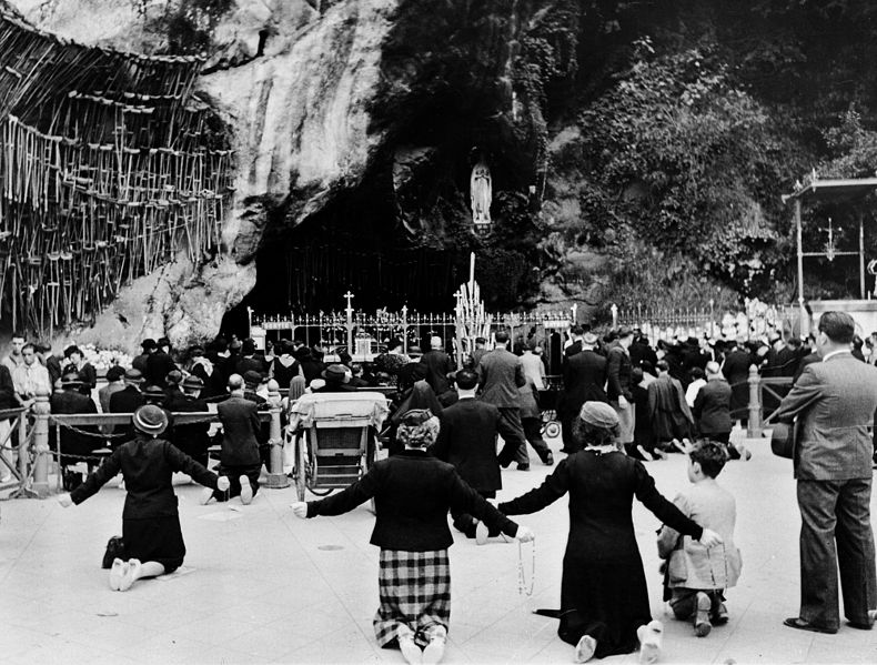 File:Pilgrims kneeling before shrine of our Lady of Lourdes. Wellcome M0005451.jpg