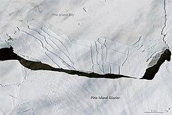 Imagens de radar capturadas pelo Sentinel-1 da Agência Espacial Europeia em 23 de setembro de 2017, mostraram uma visão antecipada do novo iceberg.