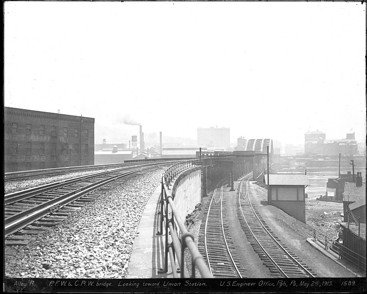 File:Pittsburgh, Fort Wayne & Chicago Railway Bridge Towards Union Station (20180220-hpichswp-0123).jpg